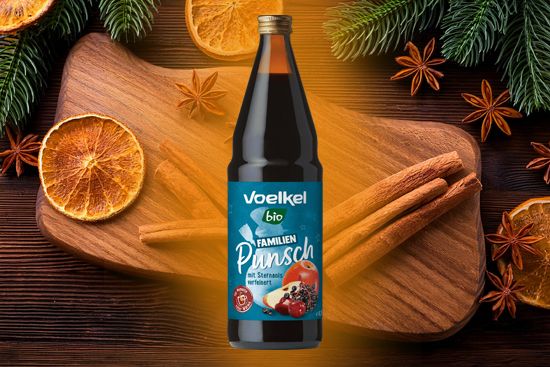 KI generiert: Das Bild zeigt eine Flasche Voelkel Bio-Familienpunsch, umgeben von weihnachtlichen Gewürzen wie Zimtstangen und getrockneten Orangenscheiben auf einem Holztablett. Der Hintergrund vermittelt eine festliche und gemütliche Atmosphäre.