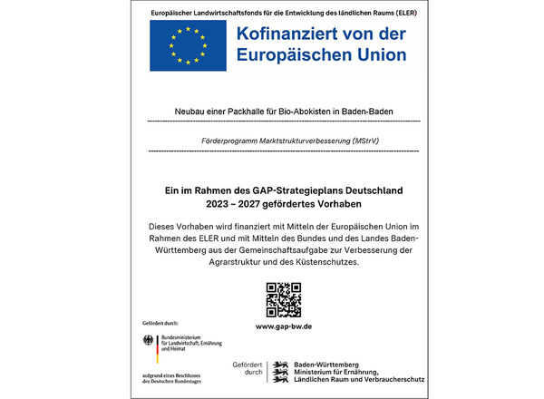 KI generiert: Ein Förderhinweis für den Neubau einer Packhalle für Bio-Abokisten in Baden-Baden, kofinanziert von der EU.