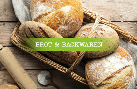 rische Brote in einem Korb auf einem Holztisch mit Überschrift "Brot- und Backwaren"