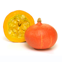 Ein ganzer und ein halbierter Kürbis sind abgebildet.