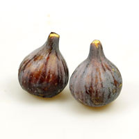 Zwei reife, dunkelviolette Feigen auf weißem Hintergrund.