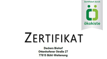 Ein minimalistisches, weißes Dokument, das ein Zertifikat darstellt. Im oberen rechten Bereich ist das Logo von "Ökokiste" zu sehen. Es zeigt zwei stilisierte grüne Blätter, die ein O bilden, und darunter das Wort "Ökokiste". Darüber steht in kleiner Schrift "Zertifiziert durch". Zentral im Bild ist in großen, schwarzen Buchstaben das Wort "ZERTIFIKAT" geschrieben. Darunter steht der Name und die Adresse: "Deckers Biohof, Ottenhofener Straße 27, 77815 Bühl-Weitenung".