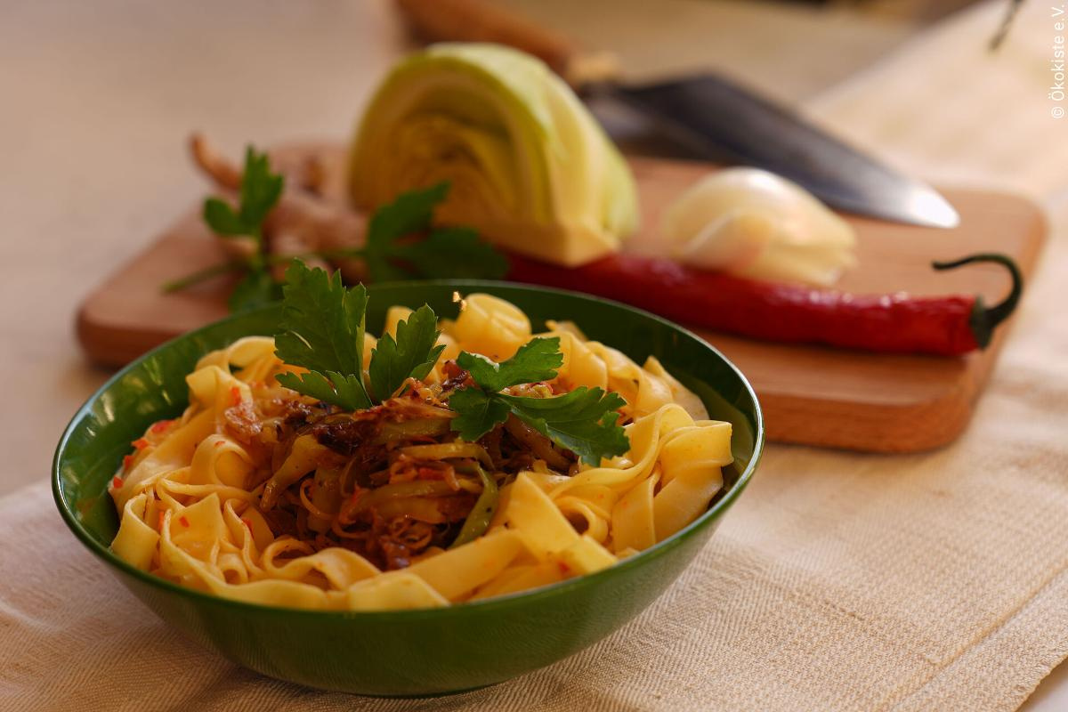Tagliatelle mit pikantem Weißkohl