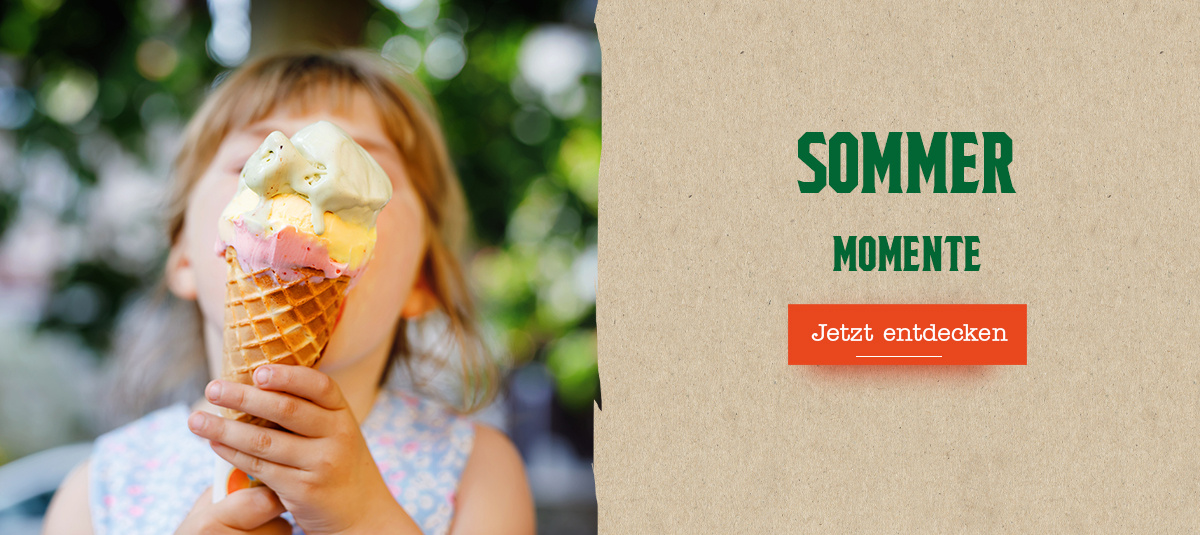 KI generiert: Ein Kind hält ein großes Eis. Text: "SOMMER MOMENTE Jetzt entdecken".