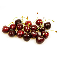 Ein Haufen roter Kirschen mit Stielen auf weißem Hintergrund.