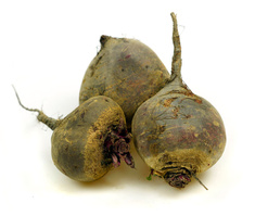 Drei ganze Rote Bete auf weißem Hintergrund.