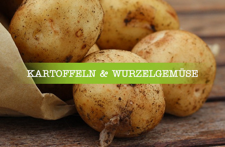 Drei ungewaschene Kartoffeln liegen auf einem Holztisch – Kategorie: Kartoffeln und Wurzelgemüse