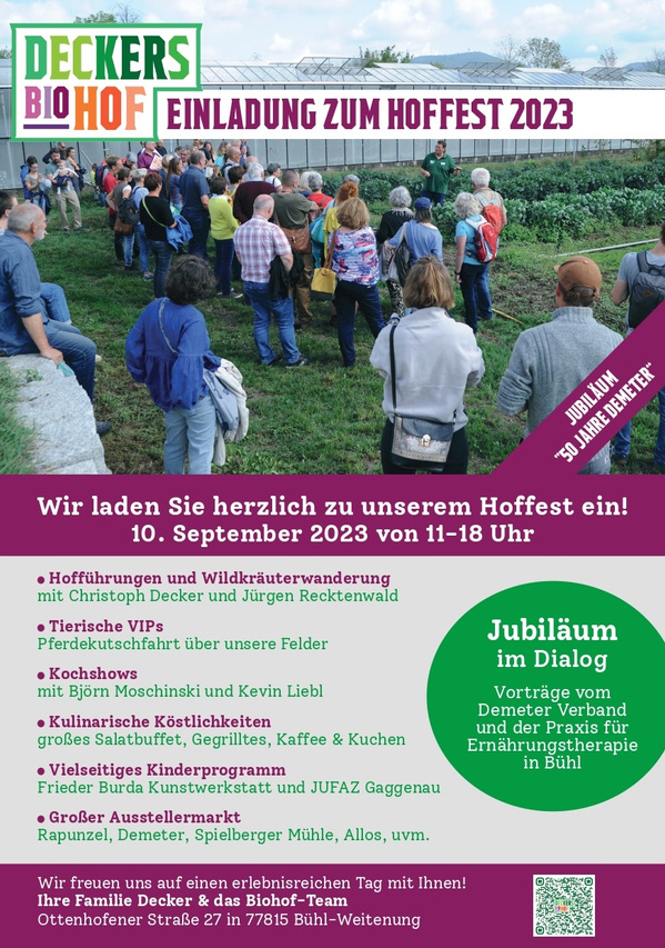 Einladung zu einem Hoffest mit Programminformationen, bunte Gestaltung mit Logo „Deckers Biohof“, Anlass „50 Jahre Demeter“. Im oberen Teil ein Foto mit einer Gruppe auf einem Gemüsefeld, im unteren Teil Text mit Uhrzeit, Adresse und Details zu Programm, Aussteller- und Kinderangeboten.
