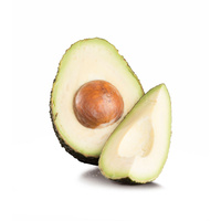 Eine halbierte Avocado mit Kern und Scheibe, freigestellt auf weißem Hintergrund.