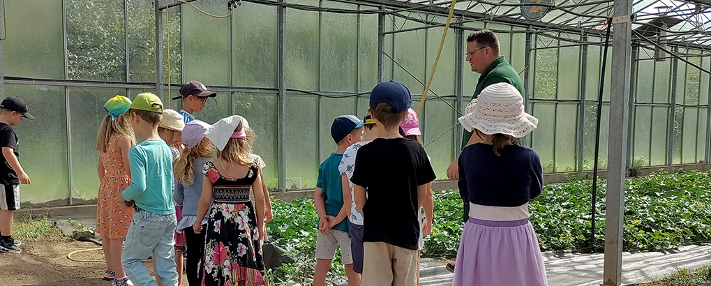 Christoph Decker mit Vorschulkindern Kinderland St. Josef im Gewächshaus