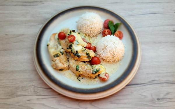 Produktfoto zu Rezeptkarte Mozzarella-Hähnchen in Basilikum-Sahnesoße