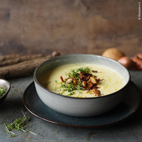 Produktfoto zu Rezeptkarte Schwarzwuzelsuppe mit Topping
