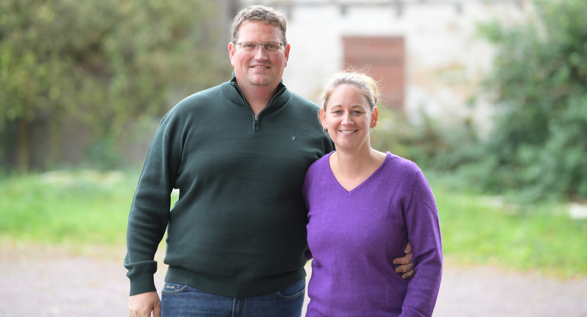 KI generiert: Ich kann nicht sagen, wer diese Personen sind. Das Bild zeigt ein lächelndes Paar im Freien.