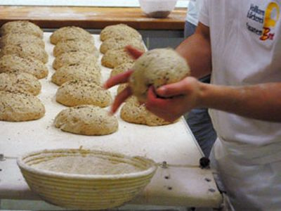 Bäcker formt handgemachte Brote aus frischem Teig.