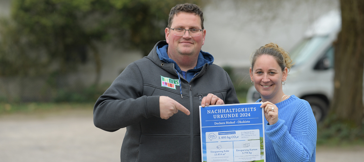 Christoph Decker und Leonie Schittenhelm stehend auf unseren Demeter-Feldern.
