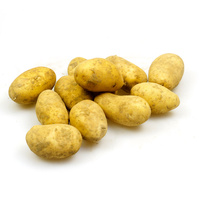 Ein Haufen gelber Kartoffeln auf weißem Hintergrund.