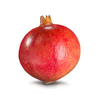 Ein einzelner Granatapfel auf weißem Hintergrund.