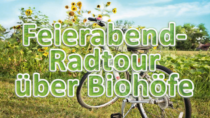 Ein Werbebanner, das eine "Feierabend-Radtour über Biohöfe" ankündigt. Das Bild zeigt ein weißes Fahrrad, das auf einer grünen Wiese neben einem Feld mit blühenden Sonnenblumen steht. Der Himmel ist blau mit einigen Wolken. Über dem Bild liegt ein halbtransparenter, grün-weiß gestreifter Text mit den Worten "Feierabend-Radtour über Biohöfe".