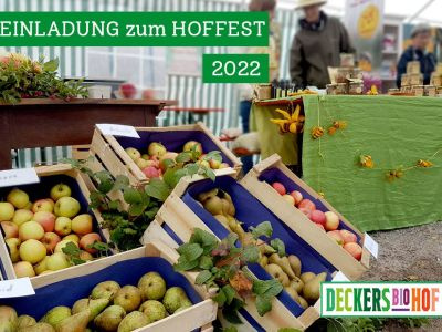 Eine Einladung zum Hoffest 2022. Das Bild zeigt mehrere Holzkisten mit Äpfeln und Birnen im Vordergrund. Im Hintergrund sind auf einem Tisch weitere Produkte und verschwommen Personen zu sehen, die an einem Stand arbeiten. Ein Banner mit der Aufschrift "EINLADUNG zum HOFFEST 2022" ist oben links eingeblendet und das Logo von "Deckers Biohof" unten rechts.