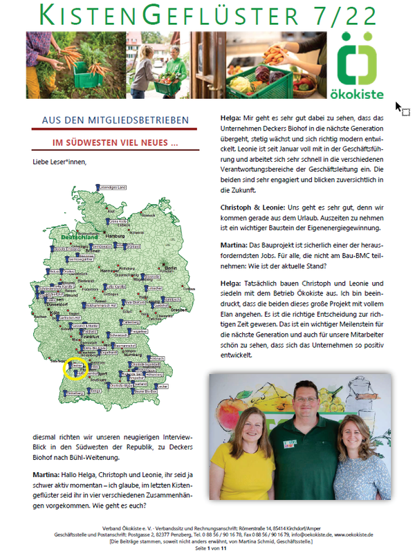 Seite aus dem Magazin "KistenGeflüster 7/22" des Verbands "ökokiste". Die Seite mit dem Titel "Aus den Mitgliedsbetrieben" enthält oben eine Bildleiste mit Gemüseernte, links eine Deutschlandkarte mit den Standorten der ökokiste, einen Textblock und rechts unten ein Porträtfoto von drei Personen des Deckers Biohof.