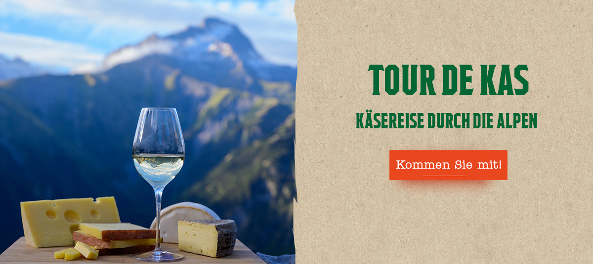 KI-generierte Beschreibung: Bild zeigt Käse und Alpenpanorama mit Text "Tour de Kas" und "Käsereise durch die Alpen".