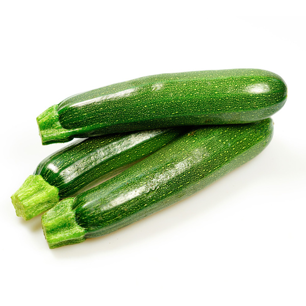 KI generiert: Drei grüne Zucchini liegen nebeneinander auf weißem Hintergrund.
