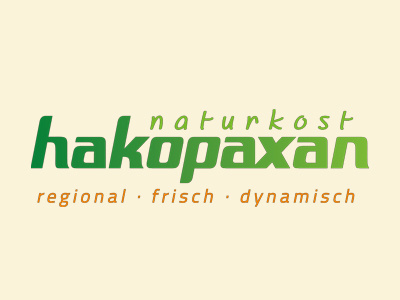Logo des Unternehmens Hakopaxan Naturkost mit grünem Schriftzug auf hellem Hintergrund.