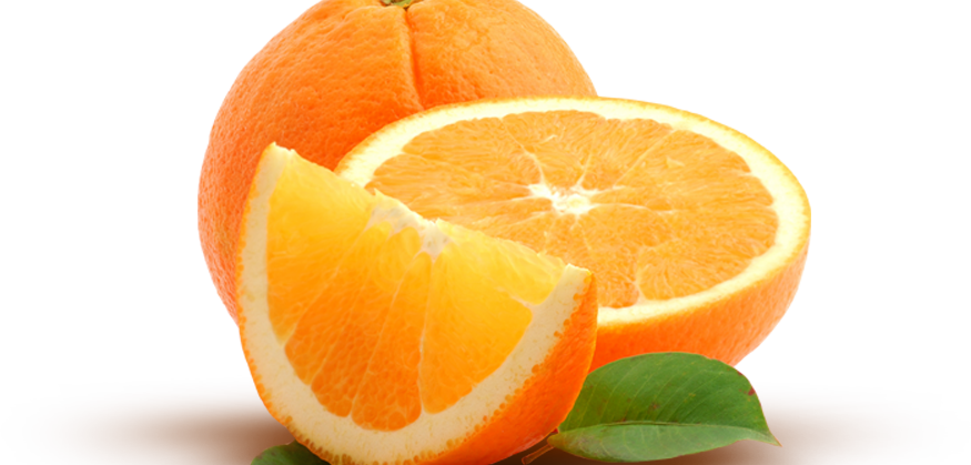  Eine ganze Orange, eine halbierte Orange und ein Orangenviertel sind auf einem weißen Hintergrund arrangiert. Unter dem Orangenviertel sind zwei grüne Blätter zu sehen.