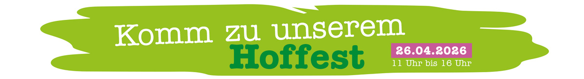 Christoph Decker hält eine Ökokiste voller Gemüse auf einem Feld.